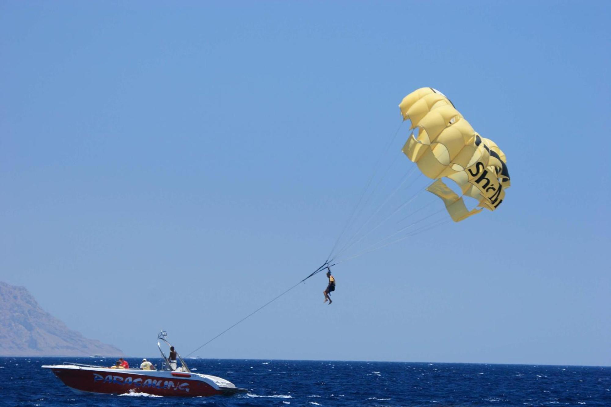 Sultan Gardens Resort Sharm El Sheikh Esterno foto Parasailing in Crete, Greece