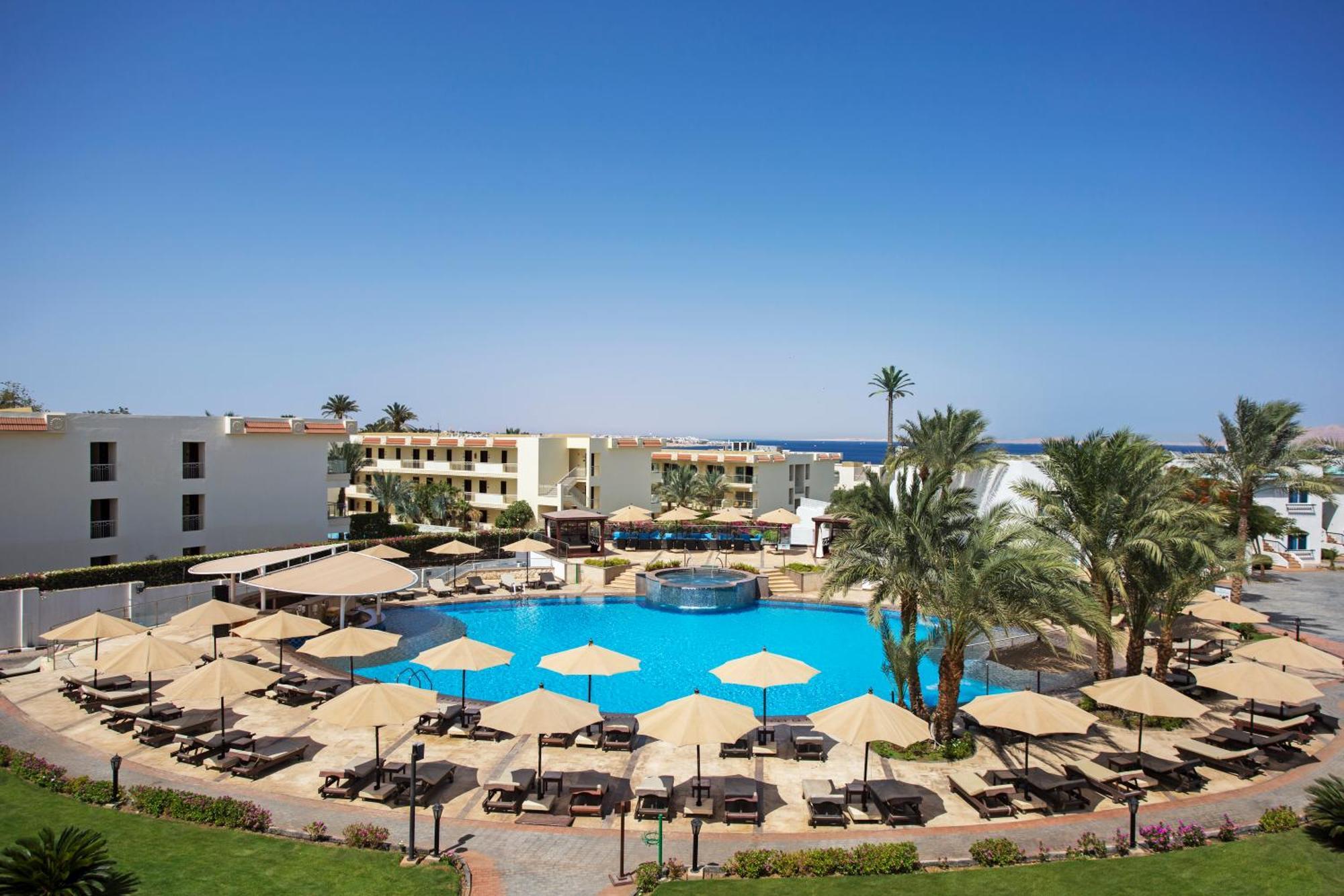 Sultan Gardens Resort Sharm El Sheikh Esterno foto The swimming pool at the Hilton Sharm El Sheikh