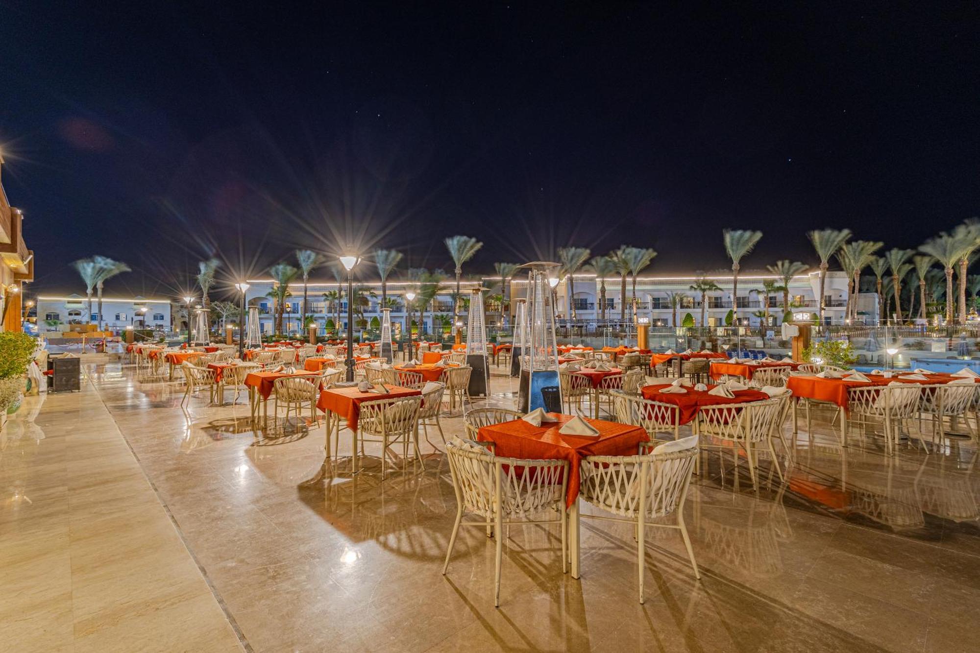 Sultan Gardens Resort Sharm El Sheikh Esterno foto The resort at night